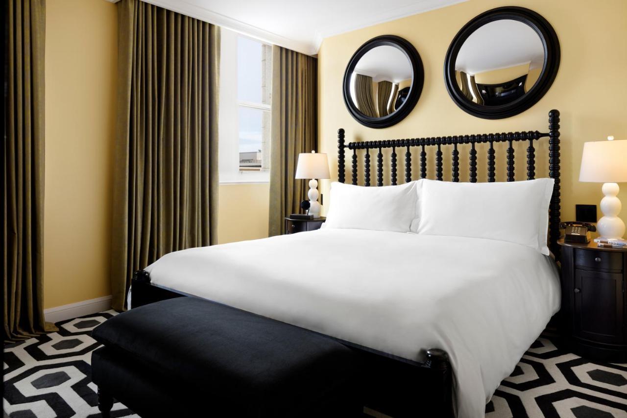 Riggs Washington Dc Hotel Exterior foto A bedroom at the Hotel Commonwealth
