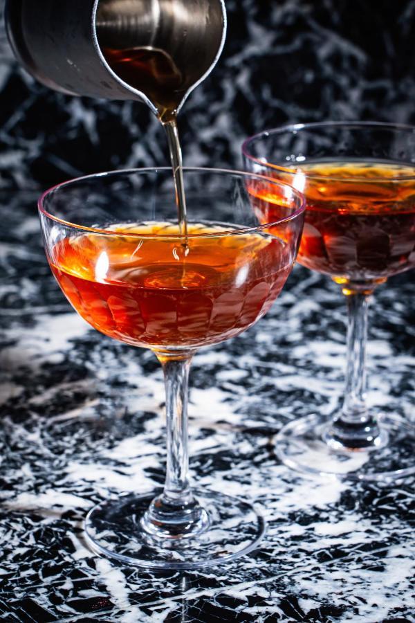 Riggs Washington Dc Hotel Exterior foto A cognac being poured into a glass