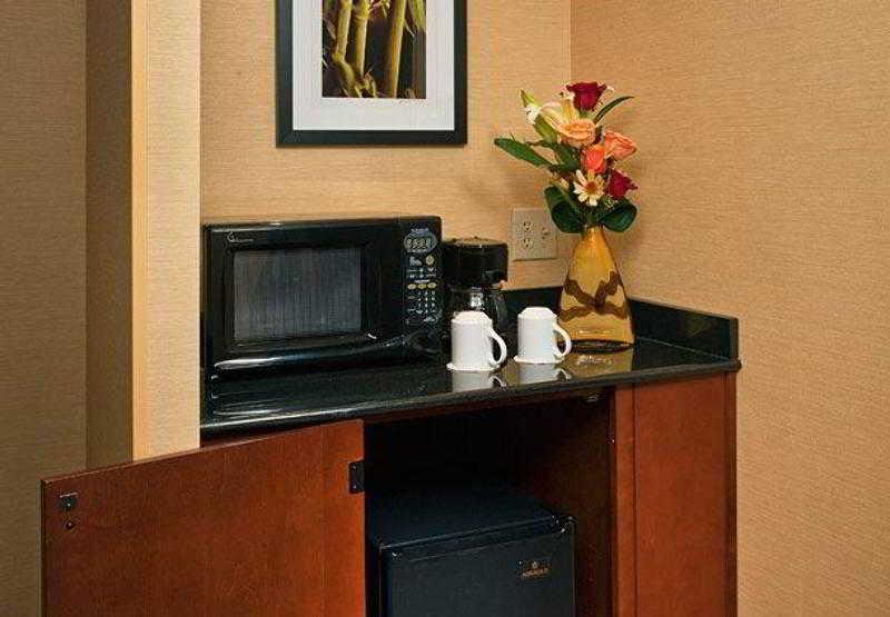 Riggs Washington Dc Hotel Exterior foto A wet bar in a hotel room